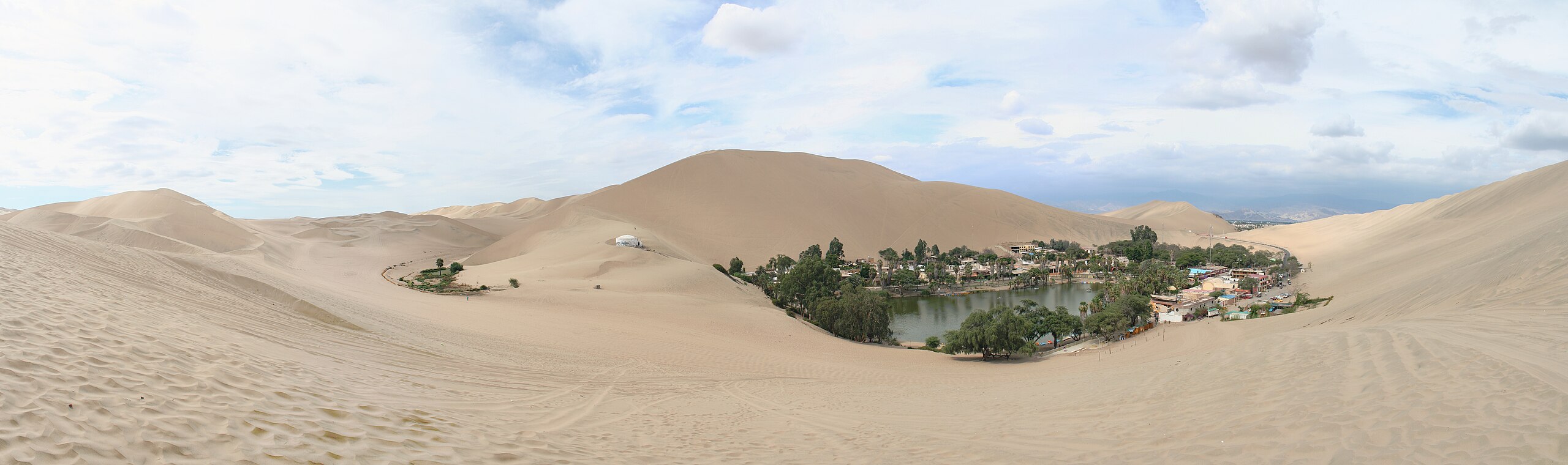 Oasis de Huacachina in the Ica Region. Visit it with a motorbike from Scoolter!